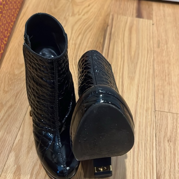Tory Burch Leigh Black Patent Leather Croc Quilted Bootie Gold Hardware 7.5 - Picture 14 of 15